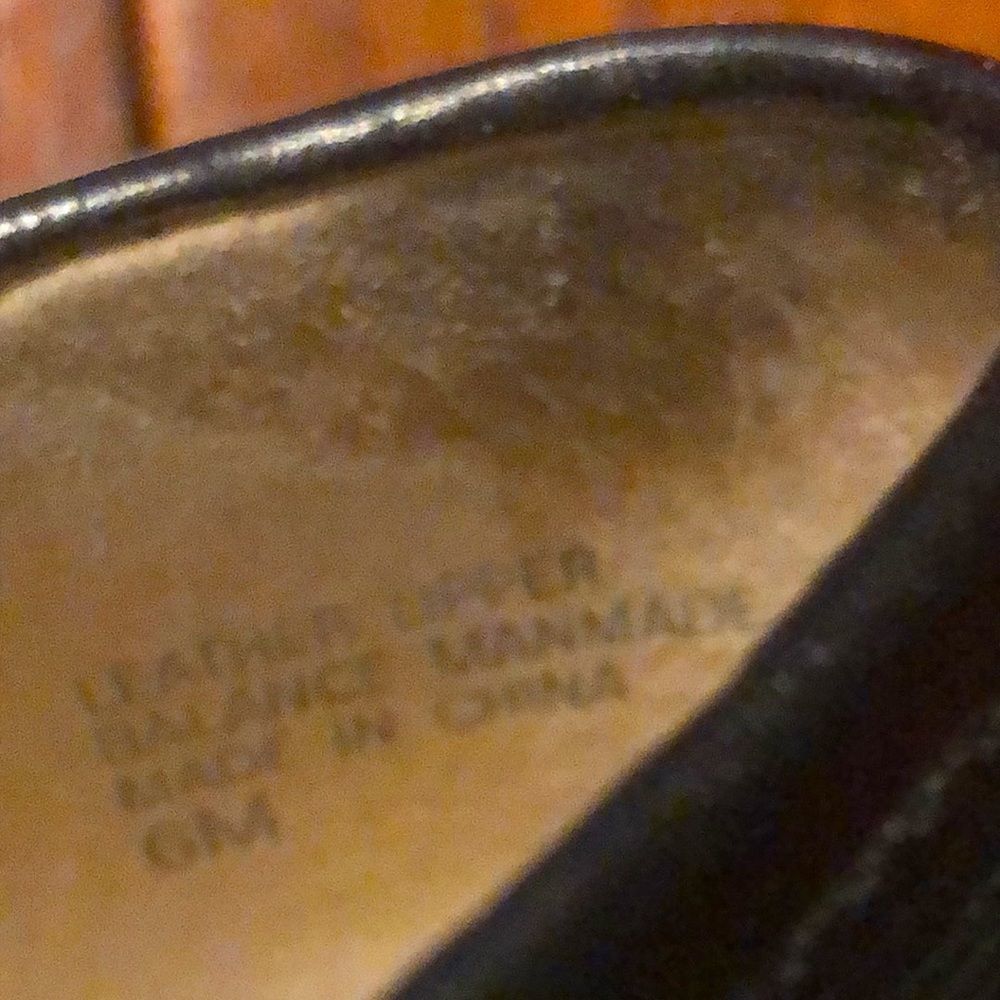 Ann Klein leather loafers in size 6M EUC black with AK logo in gold on strap - Picture 11 of 16
